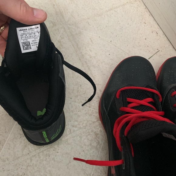 Boys Under Armour 6Y shoes - Picture 2 of 2